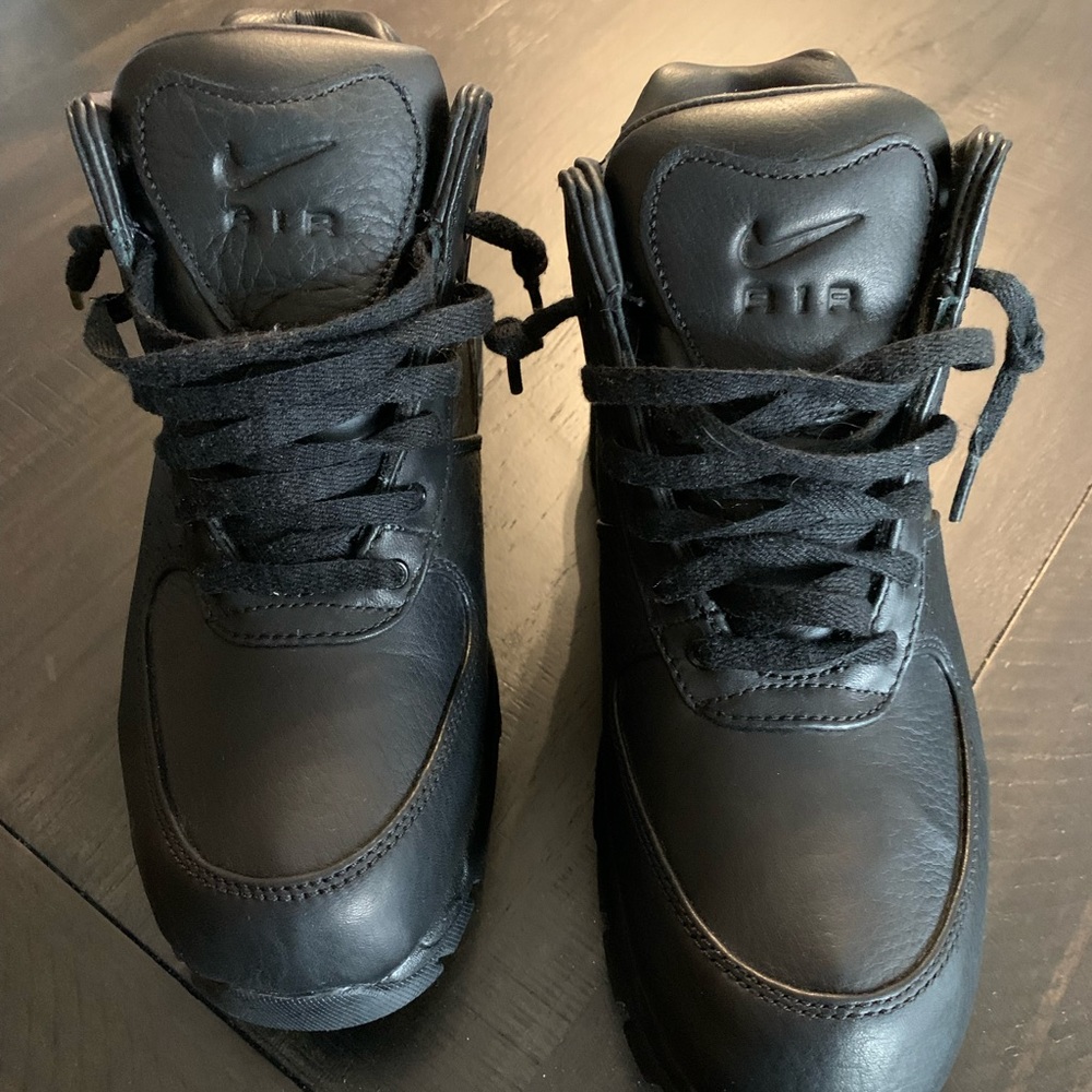 Black 7Y Nike Air Goadome.